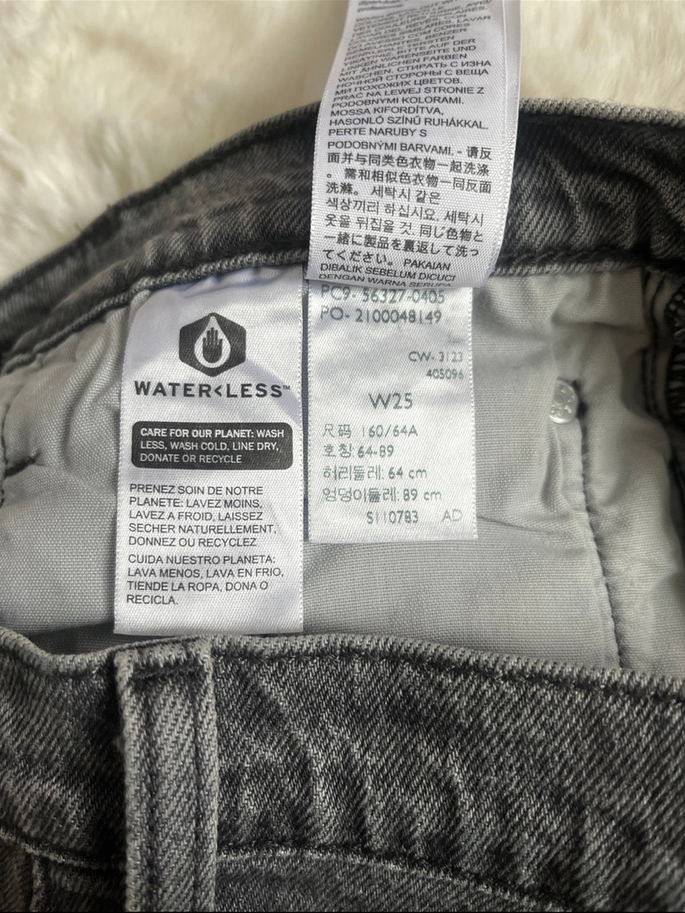 Levi’s 501 Original Shorts in Faded Black, size 25 - Picture 6 of 10